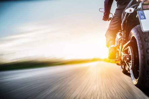 バイクで坂道を走る