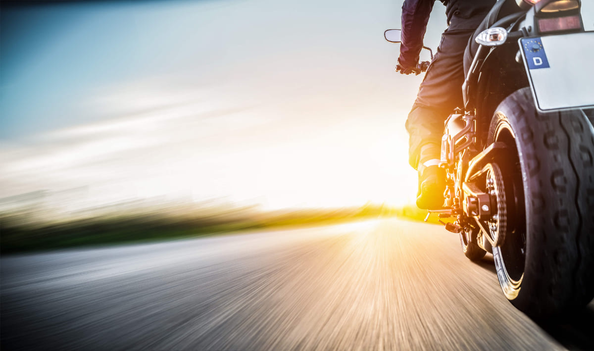 バイクで坂道を走る